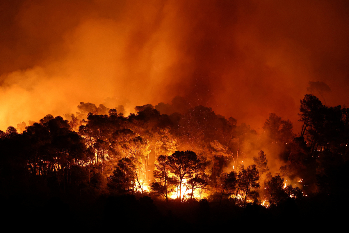 Árboles arden durante un incendio forestal cerca de Saint-Laurent-de-la-Cabrerisse, en el sur de Francia. | Reuters