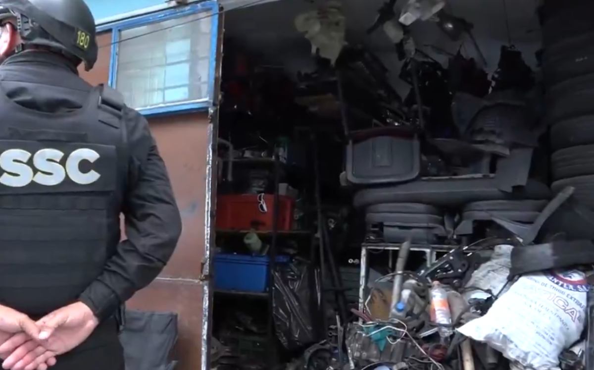 Aseguran 16 toneladas de autopartes en Iztapalapa.
