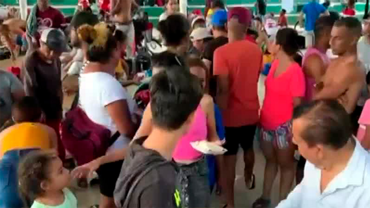 Caravana migrante descansa en Huixtla, Chiapas; iglesia les proporciona alimentos