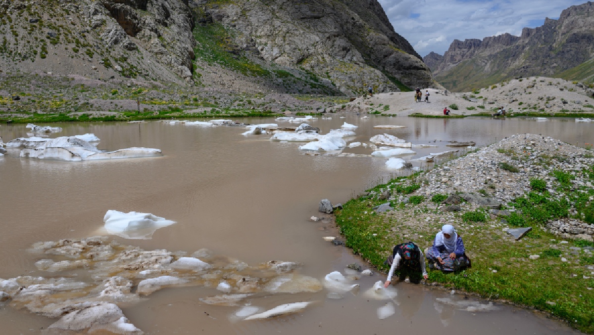 Hielo derretido en el glaciar Cilo, en el sureste de Turquía. | Foto: EFE