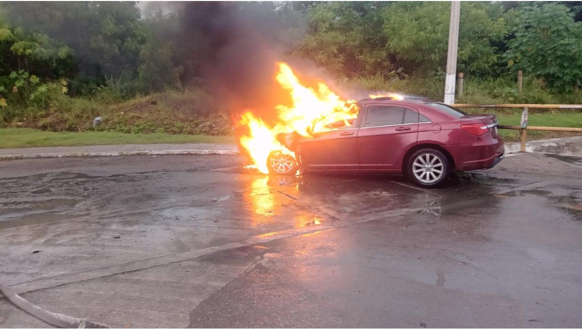Se incendia automóvil en la colonia Miramapolis de Ciudad Madero. (Mario Juárez)