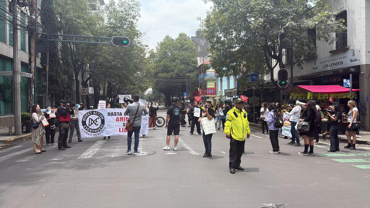 Los manifestantes se concentran en Eje 3 a la altura de calle Chiapas. | Foto: Ramón Ramírez
