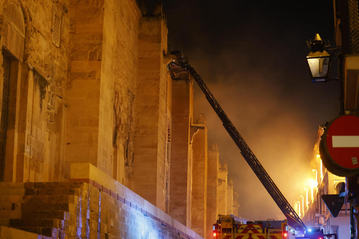 Acotado y en proceso de extinción el incendio declarado en la Mezquita-Catedral de Córdoba | EFE