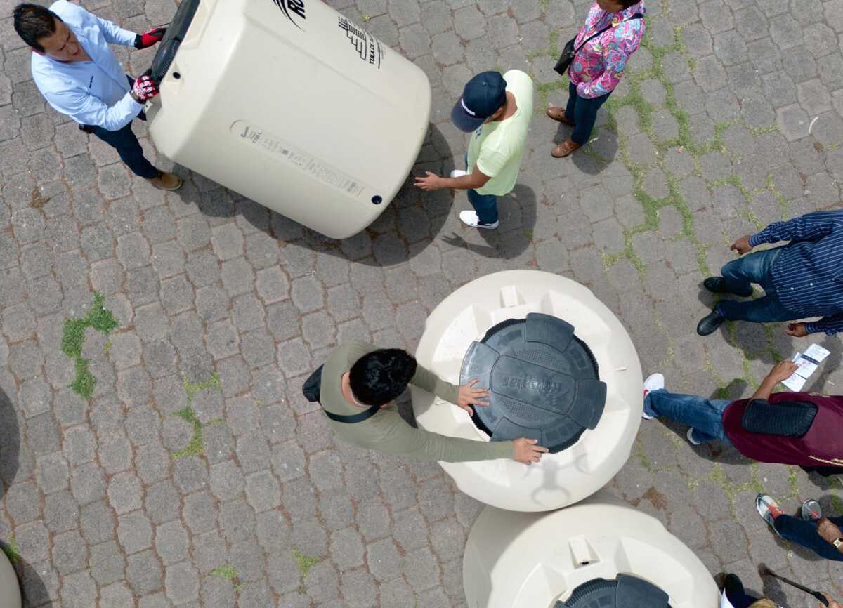 Gobierno Municipal de Tula de Allende entrega tinacos. (Cortesía)