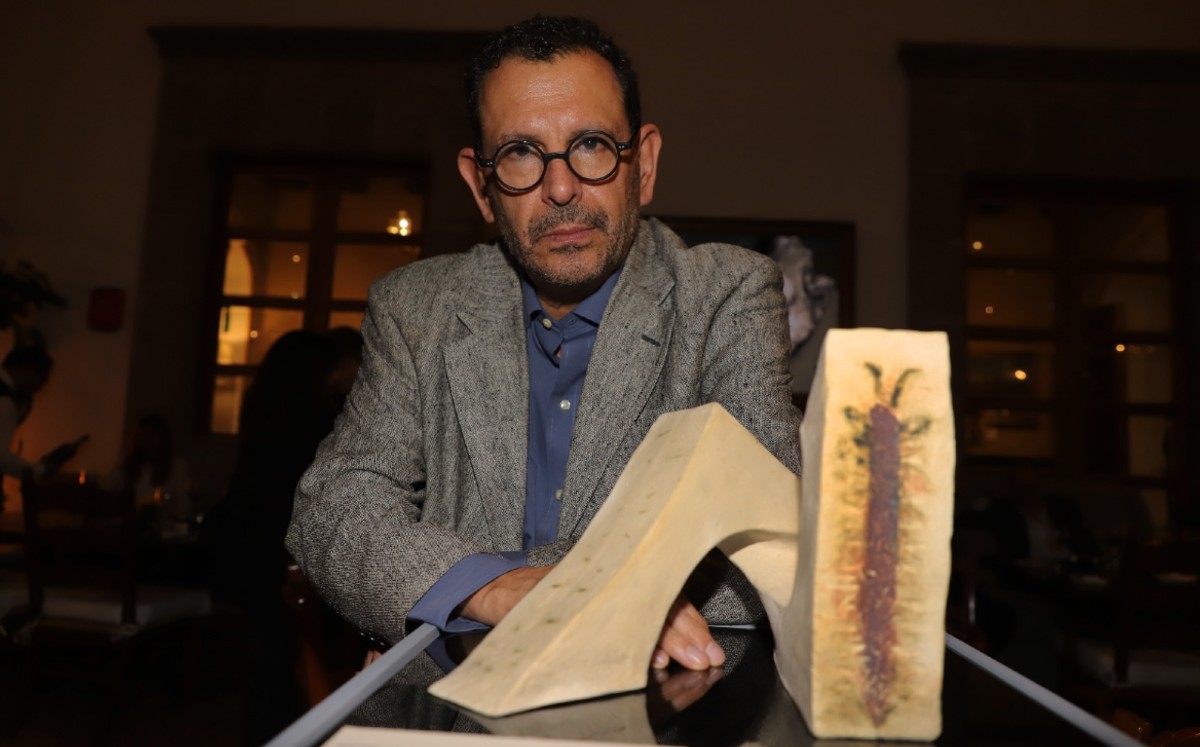 El artista pretende hacer que el espectador se imagine en miniatura al explorar las esculturas. Foto: Javier Ríos