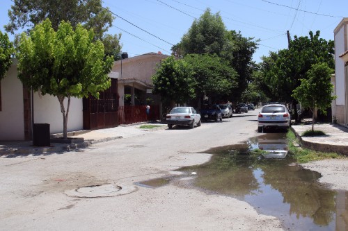 En Lerdo, vecinos de Montebello denuncian brote de aguas negras. (Rolando Riestra)