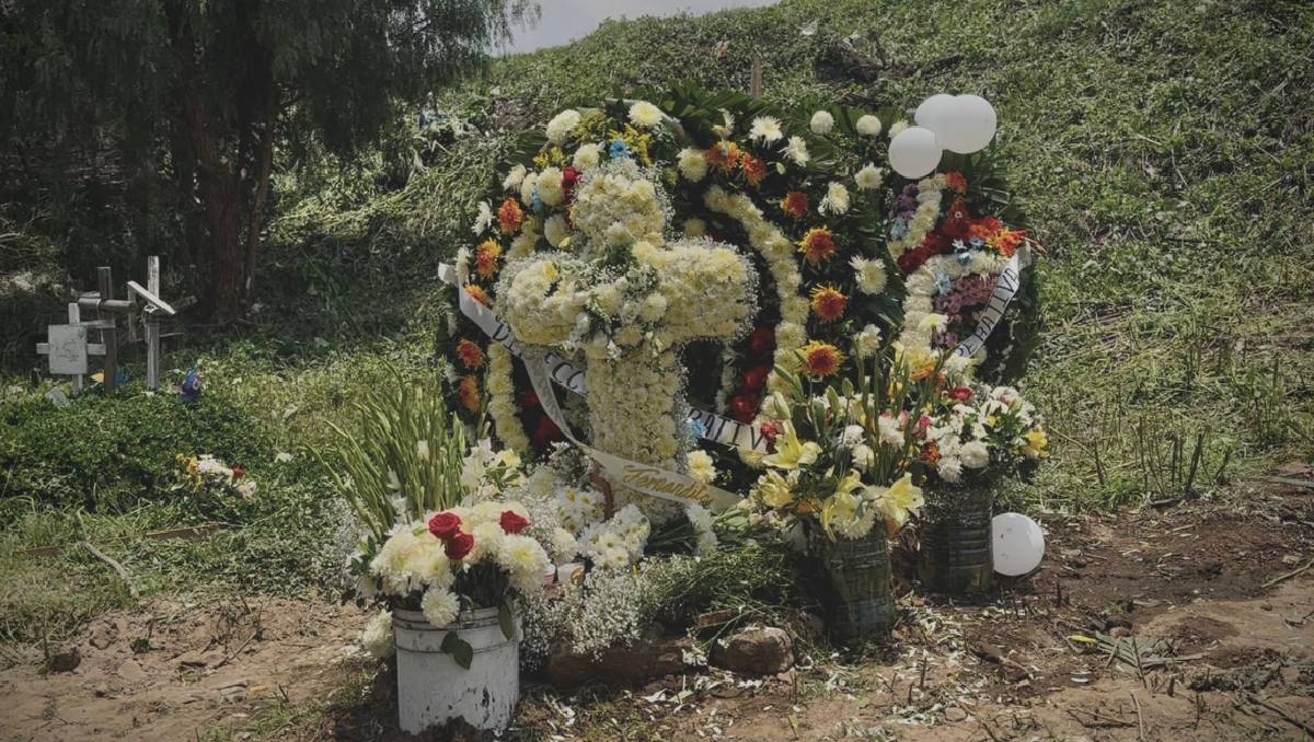 Muñeco, veladoras y coronas florales rinden homenaje y último adiós en la tumba del menor Fernandito.  | Foto: Javier Suaréz
