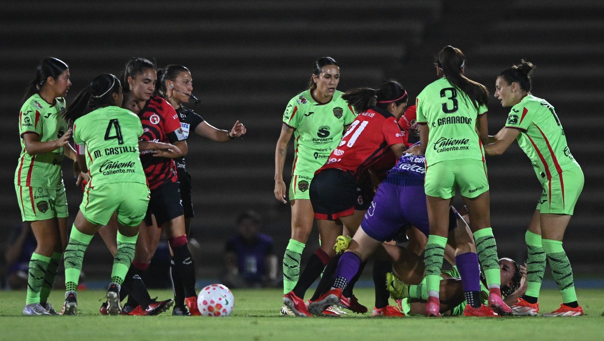 Natividad Martinez y Mia Zuazua protagonizan pelea en pleno partido de la Liga MX Femenil (Imago7)