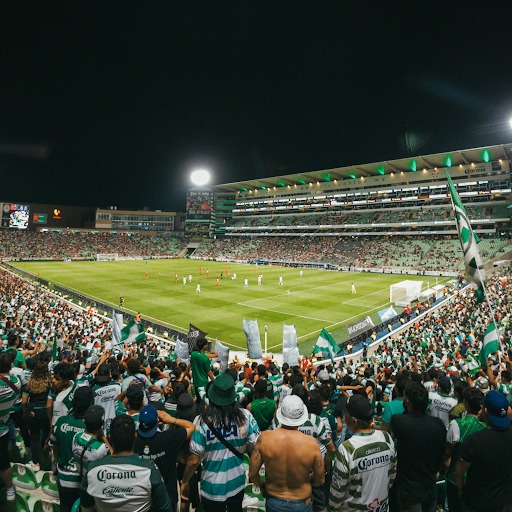 Santos y Chivas se enfrentan este domingo en el Corona. (Especial)