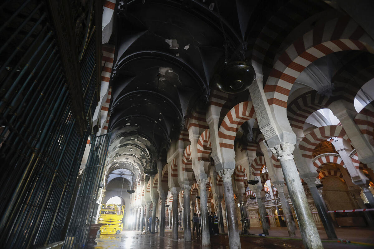 Trabajos en el interior de la mezquita-catedral después del incendio | EFE