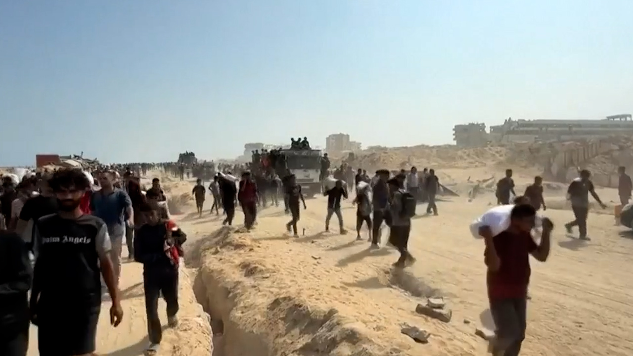 Camiones cargados llegan a Gaza; hay más de 100 palestinos muertos por hambre