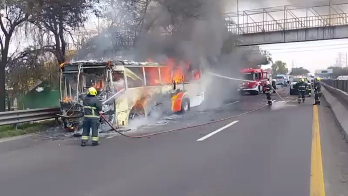 El conductor y los pasajeros alcanzaron a salir del autobús antes de que se incendiara. Foto: (Especial)