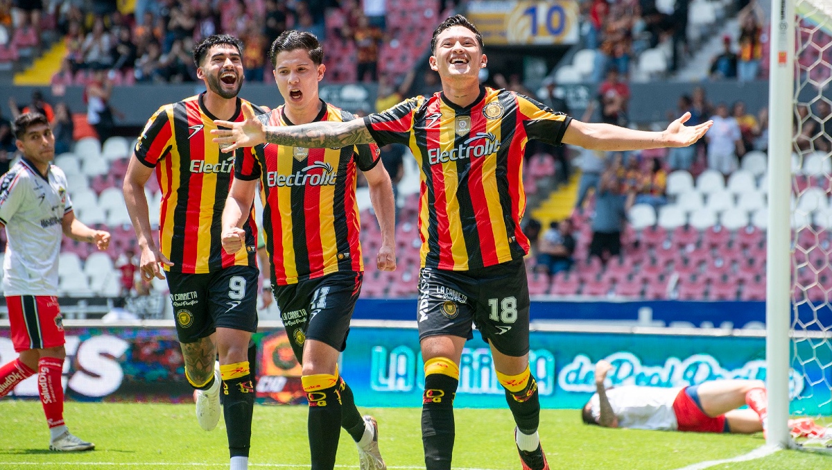 Denilson Muñoz (18) fue la figura melenuda tras marcar un doblete (Foto: X @LeonesNegrosCF)