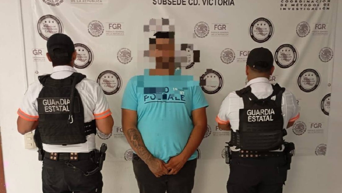 Los elementos de tránsito localizaron a un hombre que transportaba sustancias ilícita y dinero en efectivo. (SSP)