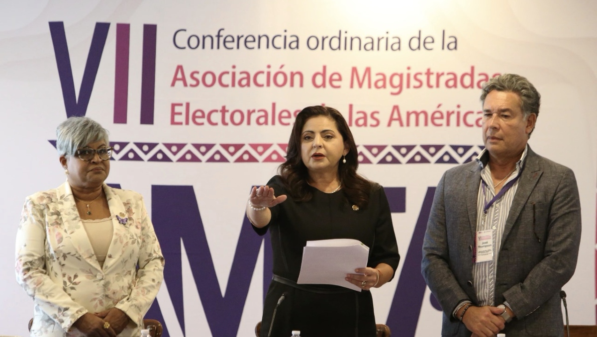 Mónica Soto durante la toma de protesta como presidenta de la AMEA.  | Especial