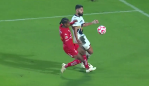 En los últimos minutos del partido ante Necaxa se dio una polémica cuando en una revisión en el VAR se decretó que no había penal a favor de Pumas.