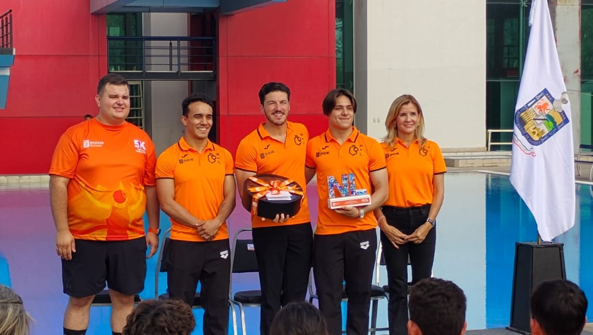 Samuel García entrega de reconocimientos a los clavadistas que asistieron al Campeonato Mundial de Deportes Acuáticos (Martha Cedillo)
