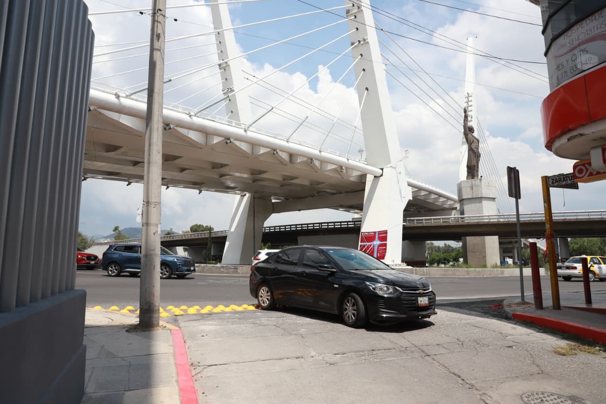 La calle Zaratustra, en Pachuca, cambió de sentido como parte de ajustes viales en la zona del puente Atirantado. (Jorge Sánchez)