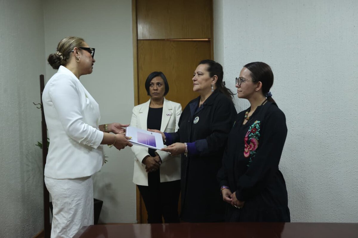 Claudia Arlett Espino realizó la entrega oficial del documento a Guadalupe Taddei. | Especial