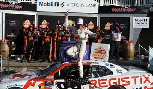 El piloto de Nascar de 19 años, Connor Zilisch se fracturó la clavícula mientras celebraba su triunfo.