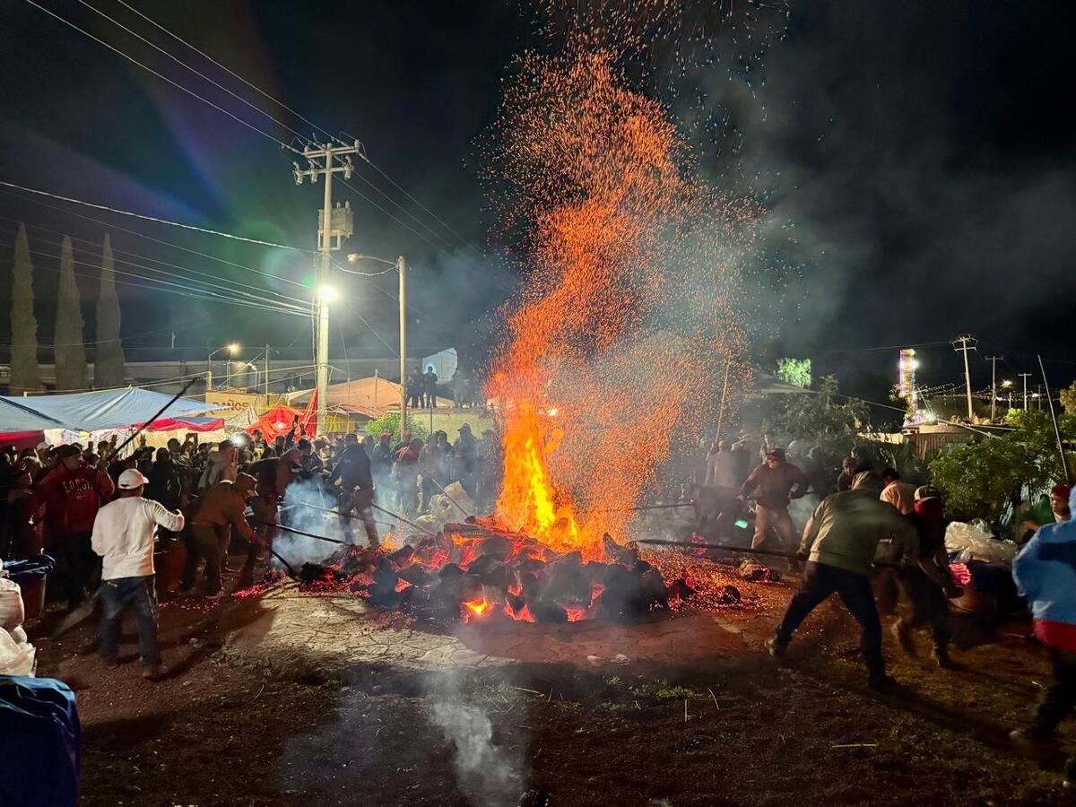 Encendido del horno monumental para preparar barbacoa en Dajiedhi, Actopan. (Víctor Valera)