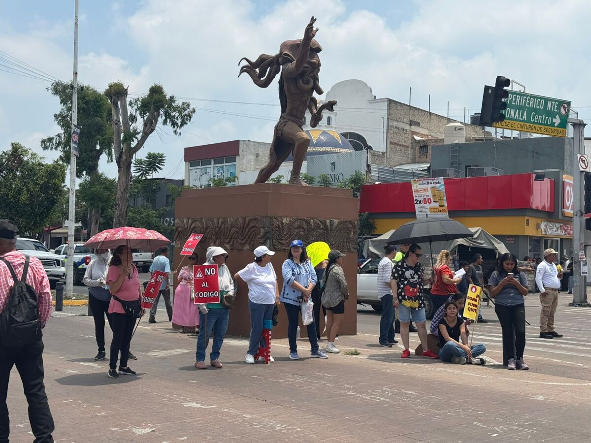 Los manifestantes cerraron vialidades de Tonalá. (Alan Castellanos)