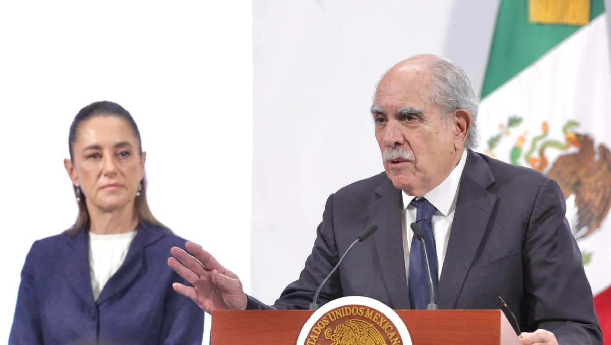 Pablo Gómez, titular de la comisión para la reforma electoral, y la presidenta Claudia Sheinbaum. | Foto: Ariel Ojeda
