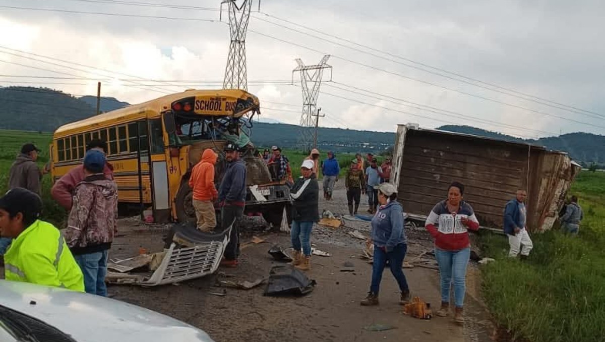 Paramédicos brindaron atención a los heridos y los trasladaron a un hospital. (Foto: Especial)