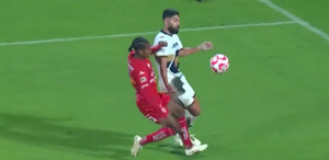 En los últimos minutos del partido ante Necaxa se dio una polémica cuando en una revisión en el VAR se decretó que no había penal a favor de Pumas.