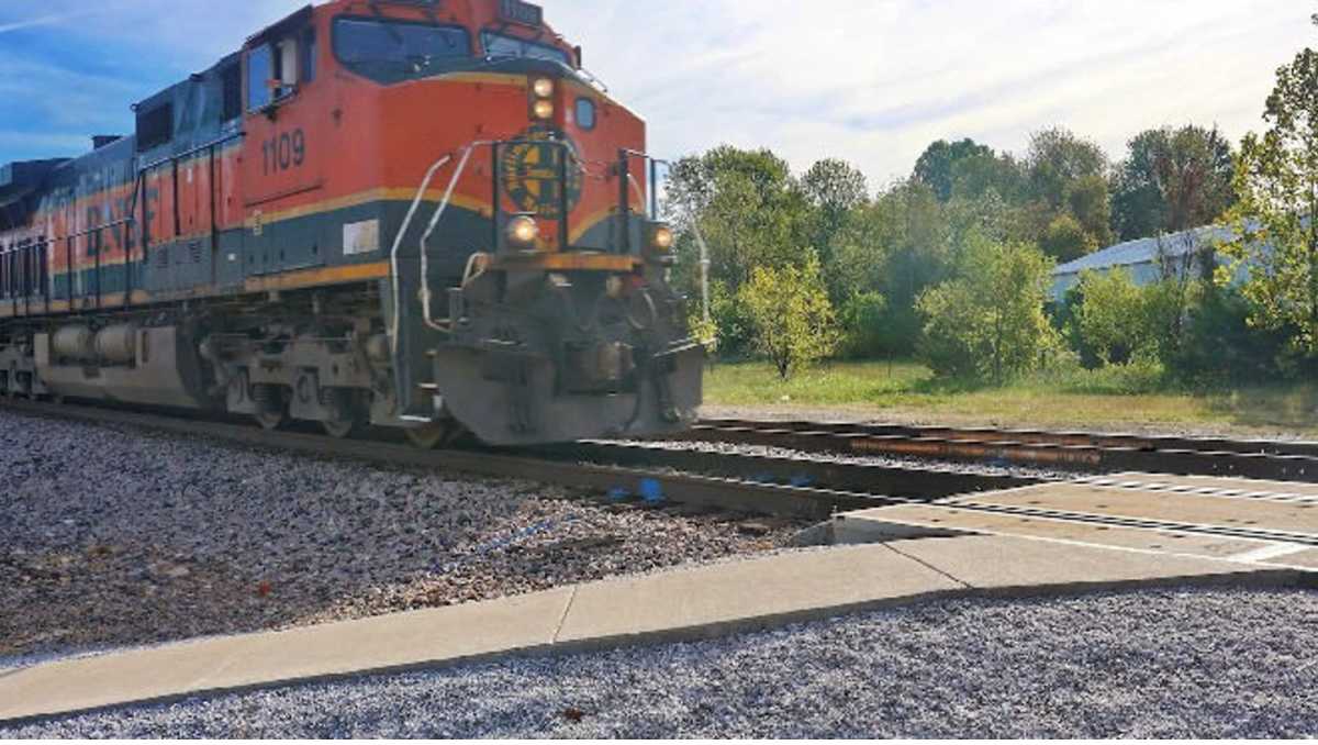Protección Civil de Irapuato anunció mayor presencia en cinco cruces ferroviarios sin pluma tras el accidente que cobró seis vidas.