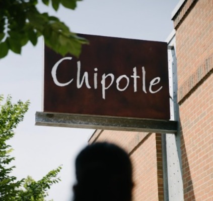 “Acabo de recibirme en informática, y la única empresa que me ha llamado para una entrevista es Chipotle”, dijo Mishra este verano en video de TikTok.