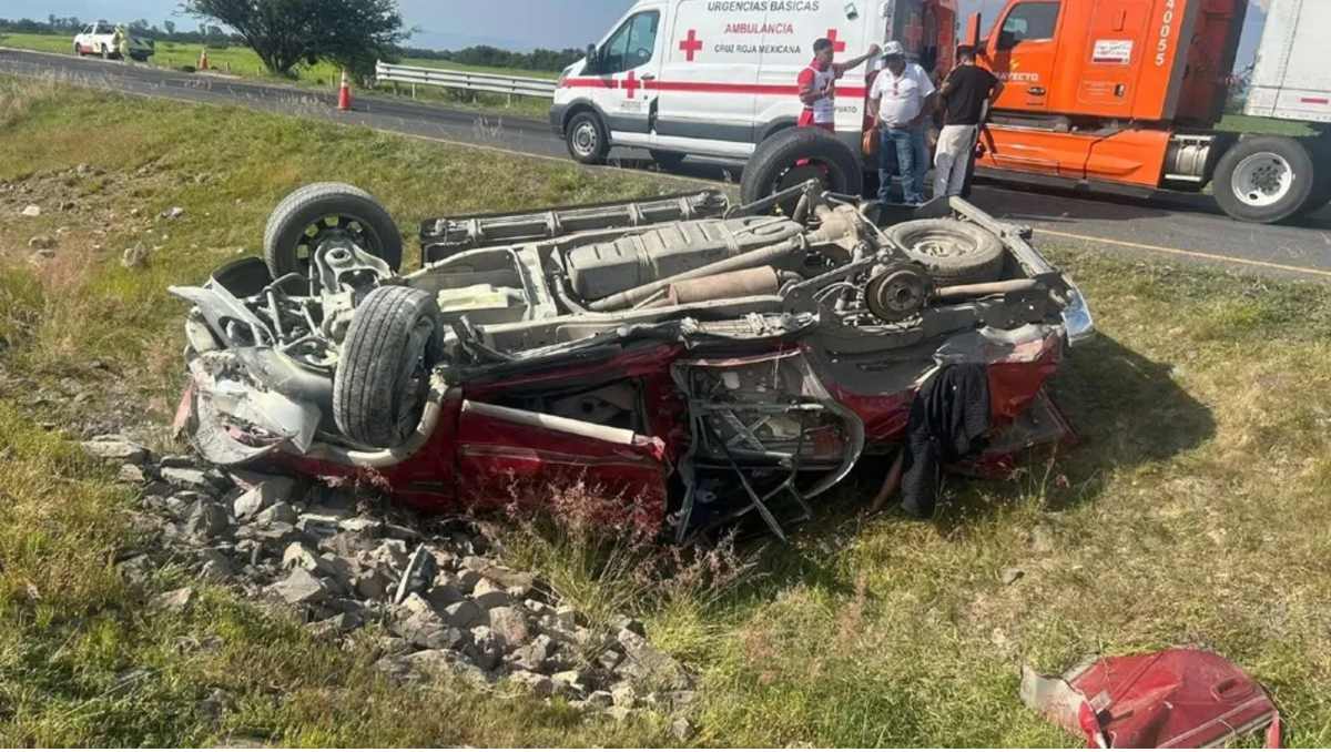 Accidente en la carretera federal 43 Salamanca–León. | Cuerpo de Bomberos de Silao.