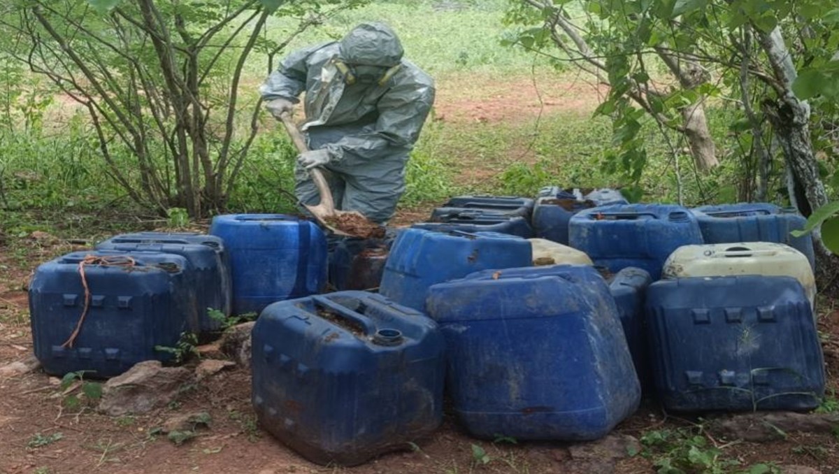 Autoridades aseguraron 3,550 litros y 25 kilogramos de sustancias utilizadas en la producción de metanfetaminas. | Foto: Especial