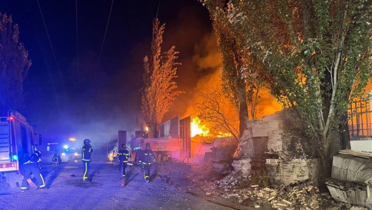Los bomberos combaten incendios que han quemado miles de hectáreas. | Especial