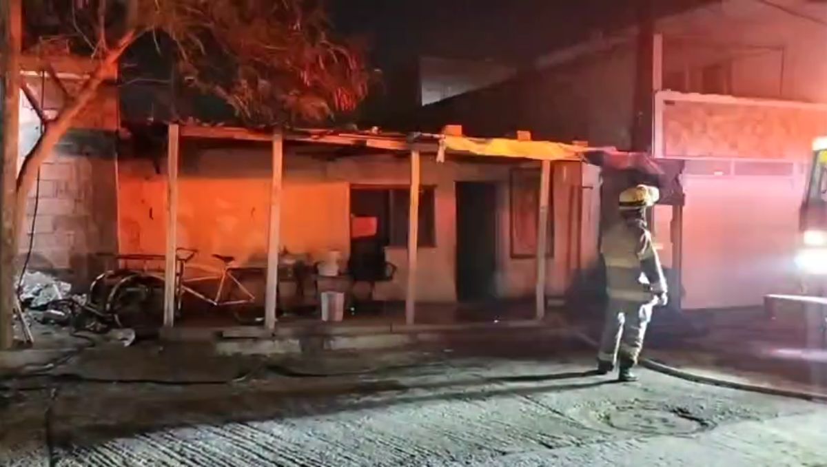 El dueño de la casa señaló que en el interior quedaron atrapados dos perritos bebés, pero nada pudieron hacer por ellos. Especial