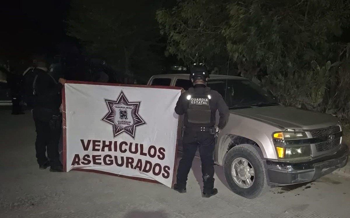 Elementos de la Guardia Estatal aseguraron tres vehículos.