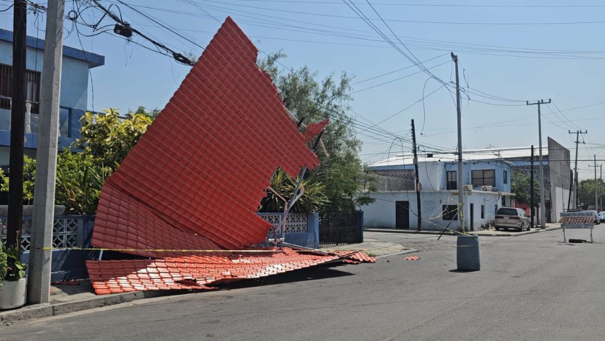 En el lugar quedó la estructura enredada con el cableado de energía eléctrica y de telecomunicaciones. | Foto: Fabricio Gallegos