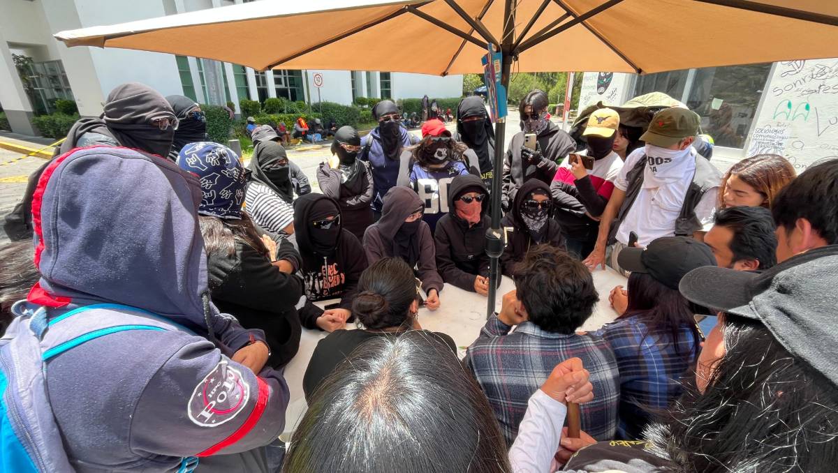 Los estudiantes a favor del regreso llegaron poco después de las 9 de la mañana a la Facultad de Ciencias Políticas y Sociales. | Foto: Bernardo Jasso