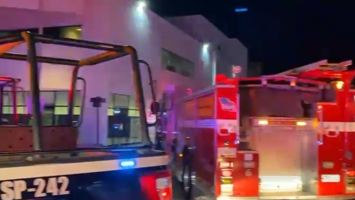 El Heroico Cuerpo de Bomberos de Monclova y Frontera evito que el fuego se propagara. | Foto: Especial