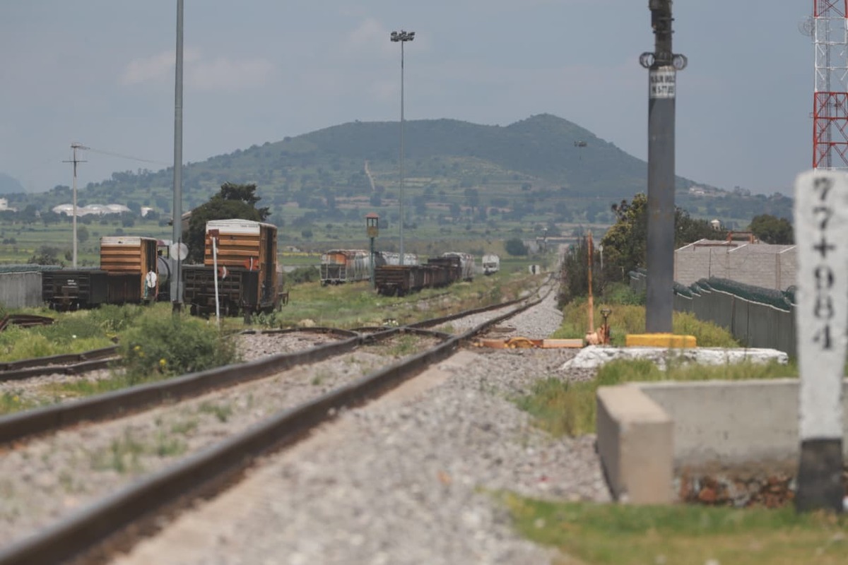 La histórica estación ferroviaria de Irolo permanece abandonada, cercada y vigilada. (Jorge Sánchez)