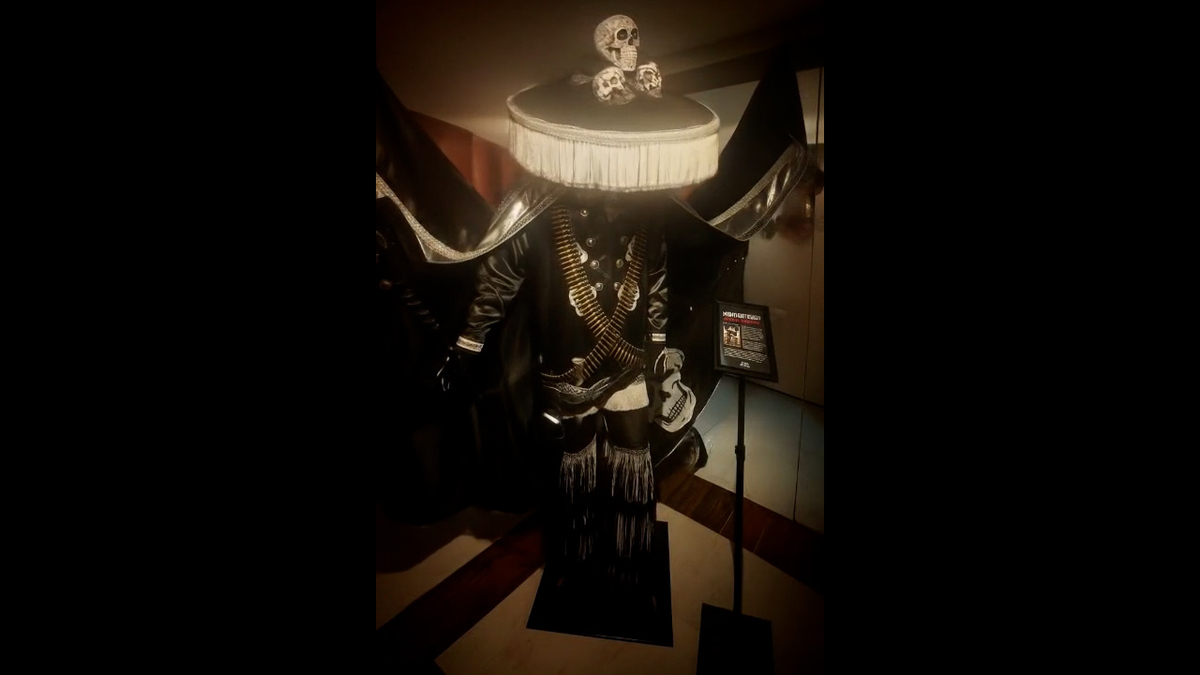 Imagen a video de El traje del esqueleto