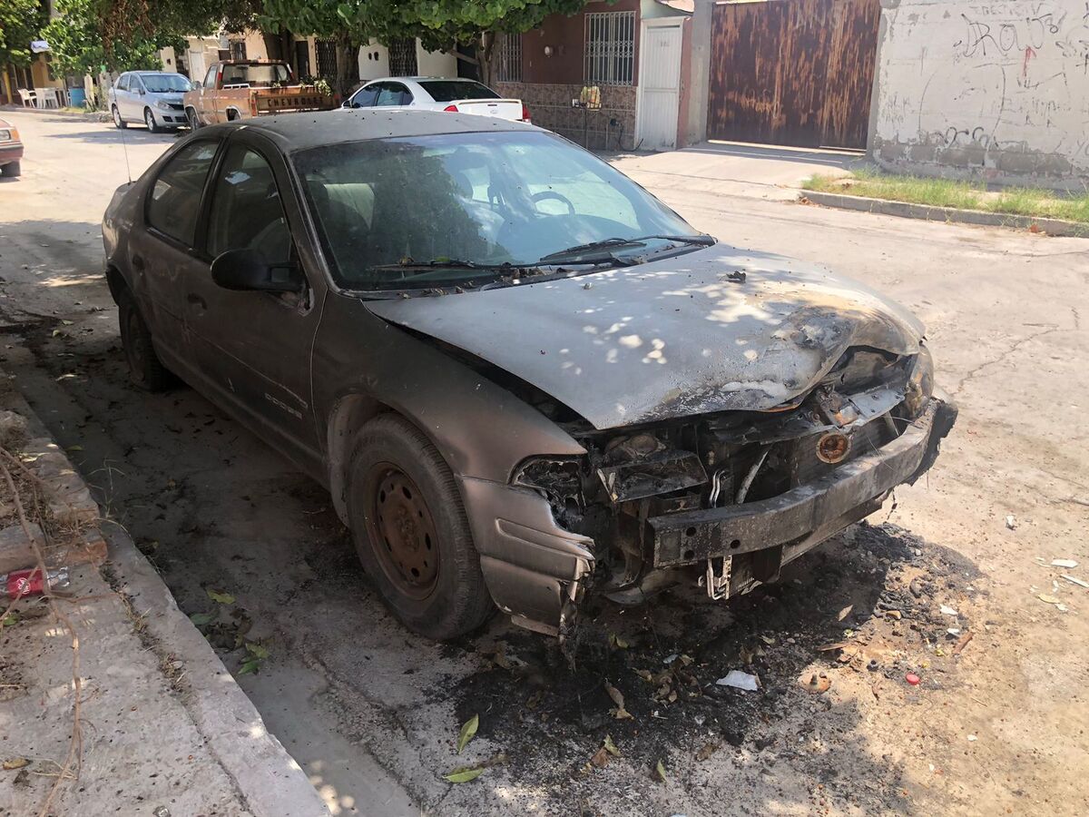 El incendio del vehículo quedó registrado por cámaras de videovigilancia en la colonia La Dalia, Torreón. | Especial