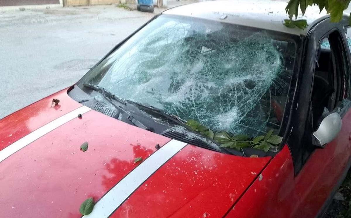 Los ladrones también vandalizaron el auto. l Especial