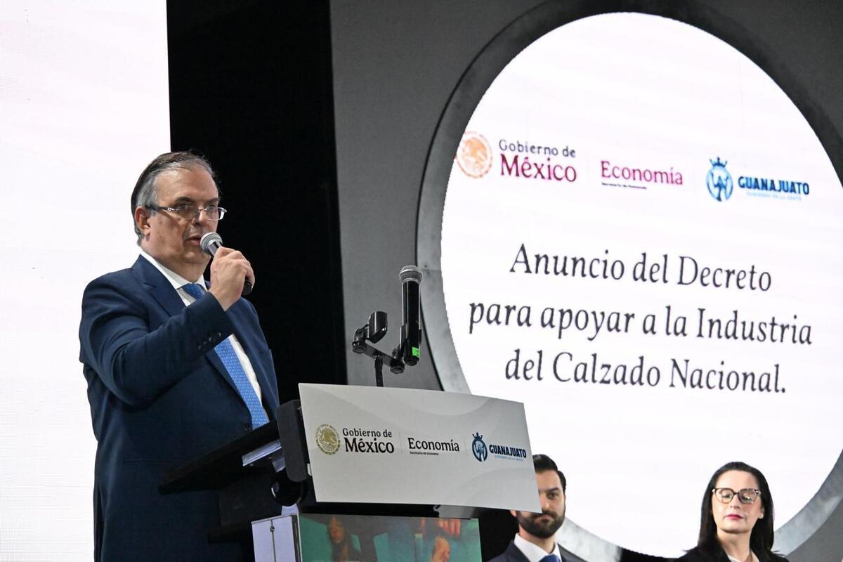 Marcelo Ebrard apoya el calzado mexicano. | Especial