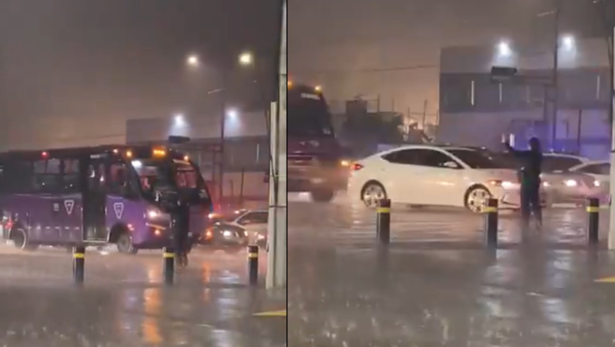 Policía dirigiendo el tráfico bajo la lluvia | X