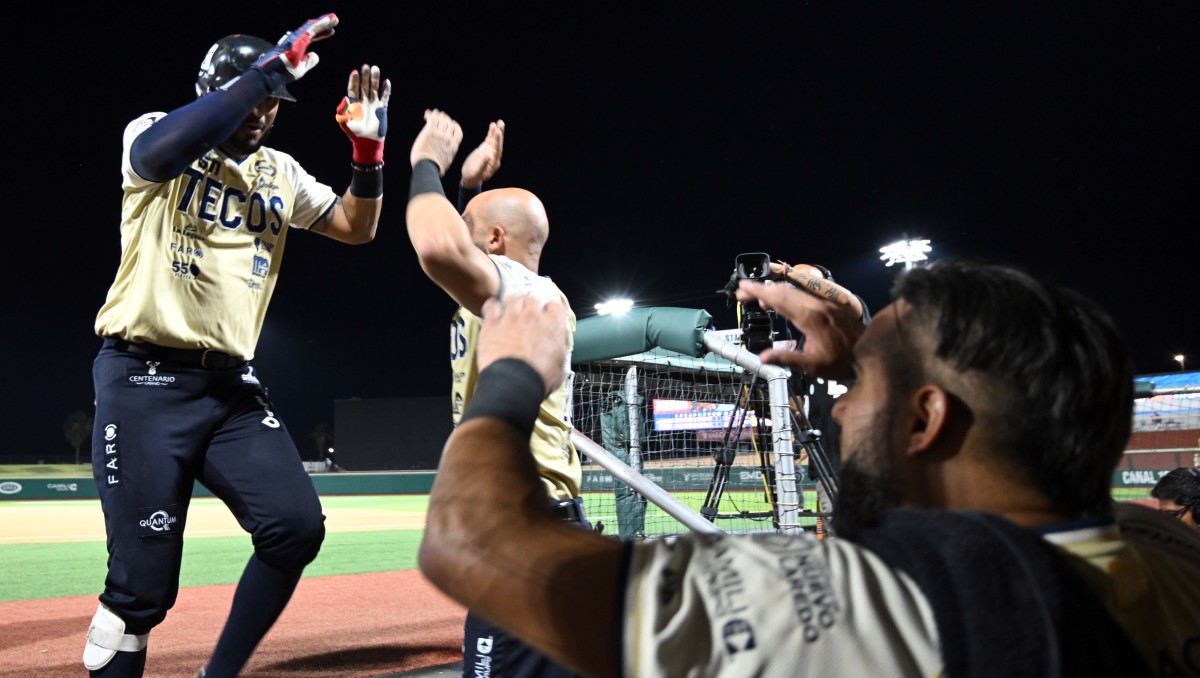 Tecolotes festejan en el bullpen las carreras en la octava entrada para vencer a Acereros.