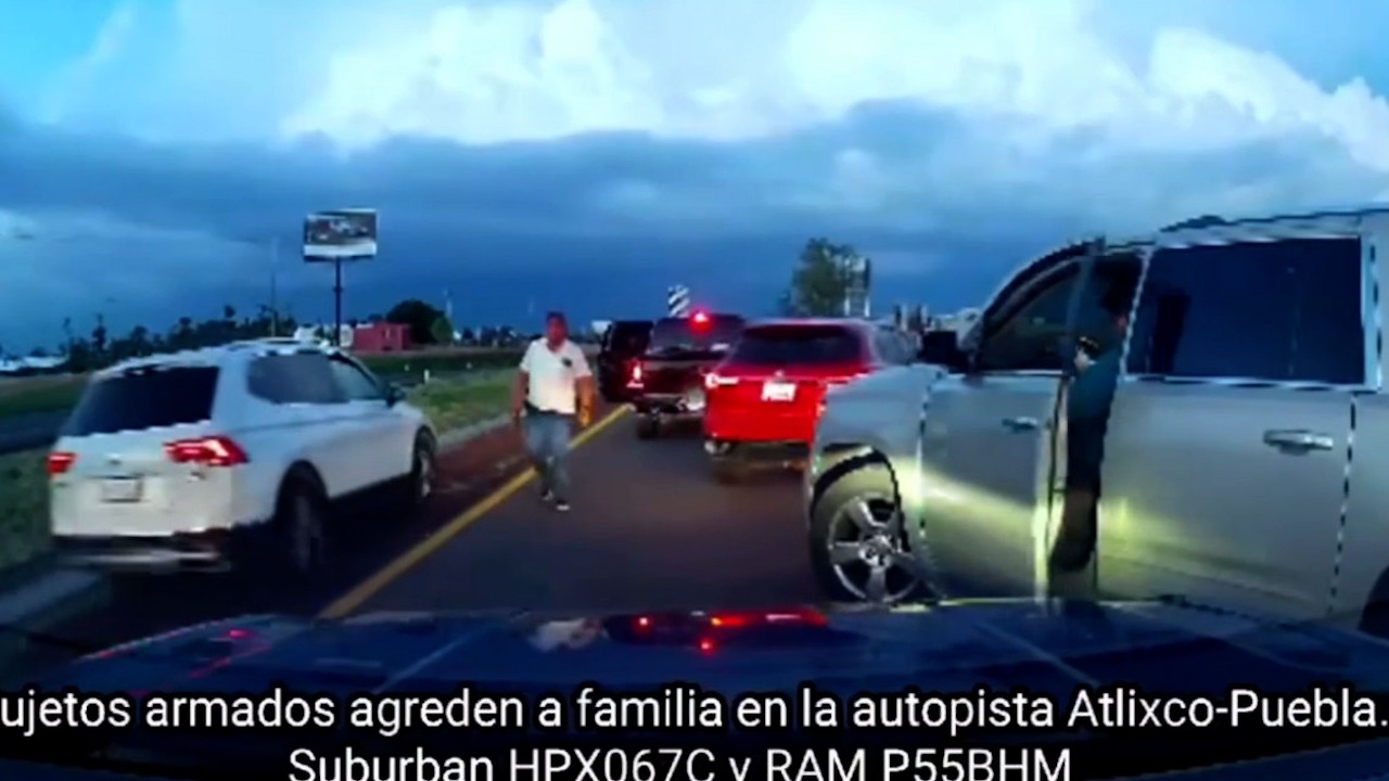 VIDEO de sujetos armados amenazan a familia en la carretera Puebla–Atlixco por conducir despacio