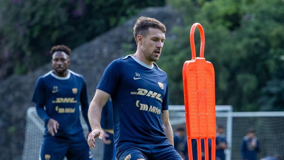 Aaron Ramsey entrena al parejo del equipo y podría debutar pronto (X @PumasMX)