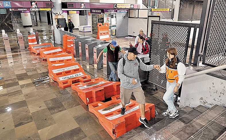 Afectaciones en Metro, terminal aérea e inmediaciones por las precipitaciones de la madrugada. JORGE CARBALLO