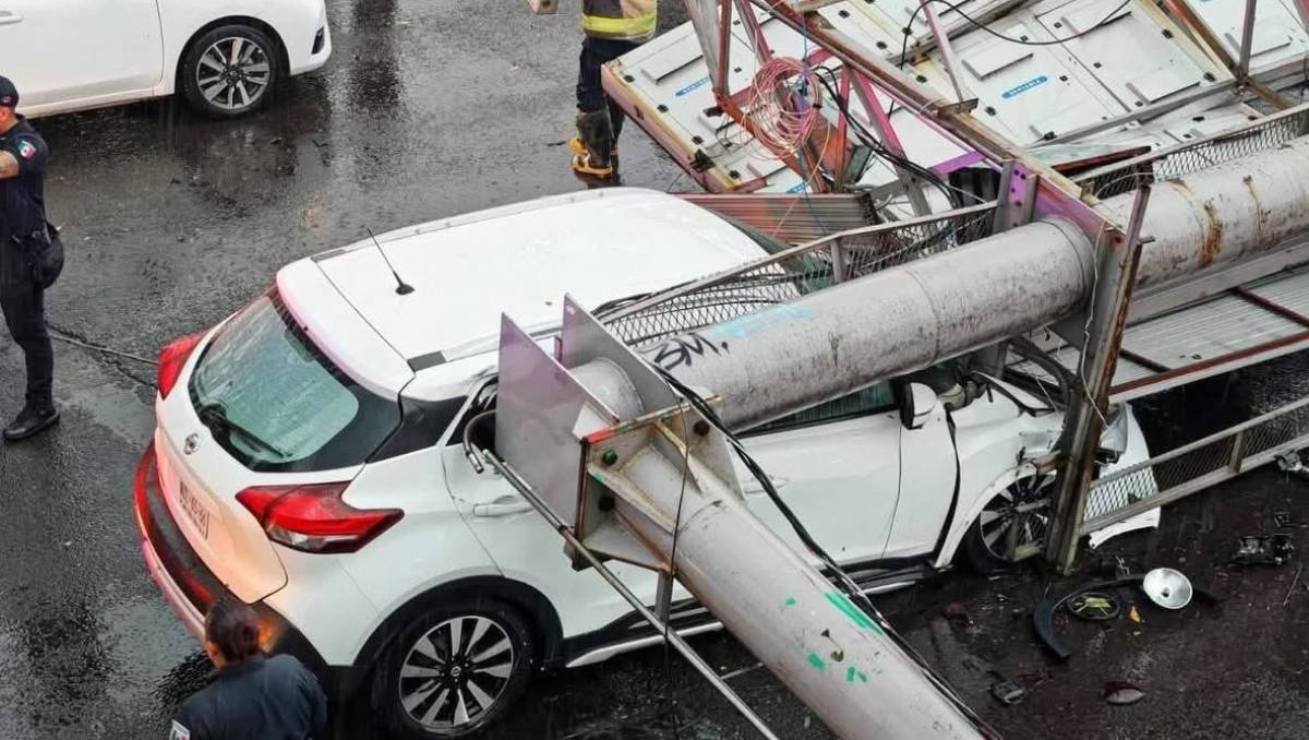 Un anuncio espectacular cedió por el reblandecimiento del suelo y cayó sobre una camioneta en Tlalnepanta. | Foto: Jorge Becerril